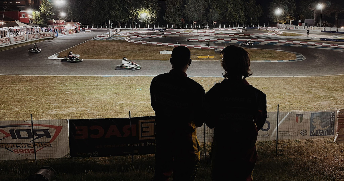 Una prospettiva rialzata sul Grand Prix di Aprilia